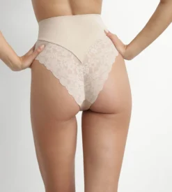 String galbant taille haute microfibre et dentelle Nude Dim Silhouette Elegance