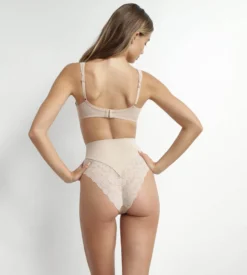 String galbant taille haute microfibre et dentelle Nude Dim Silhouette Elegance